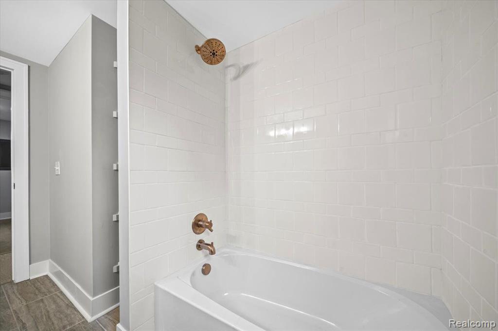 360 NEWTON Drive, Lake Orion, MI 48362 — Photo 25