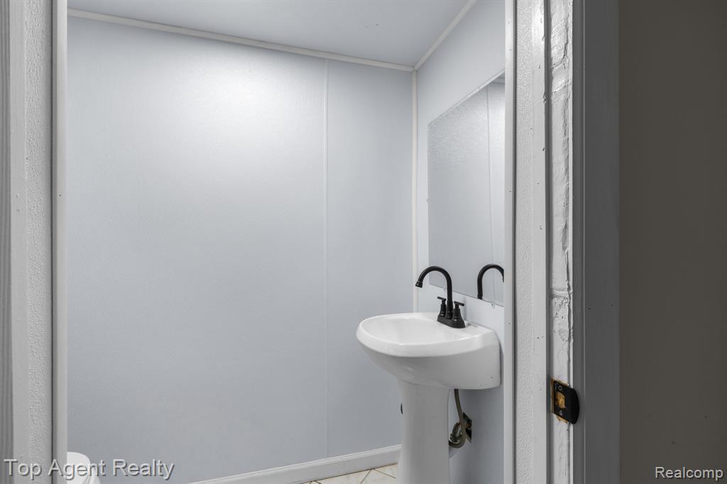 14257 Artesian Street, Detroit, MI 48223 — Photo 32