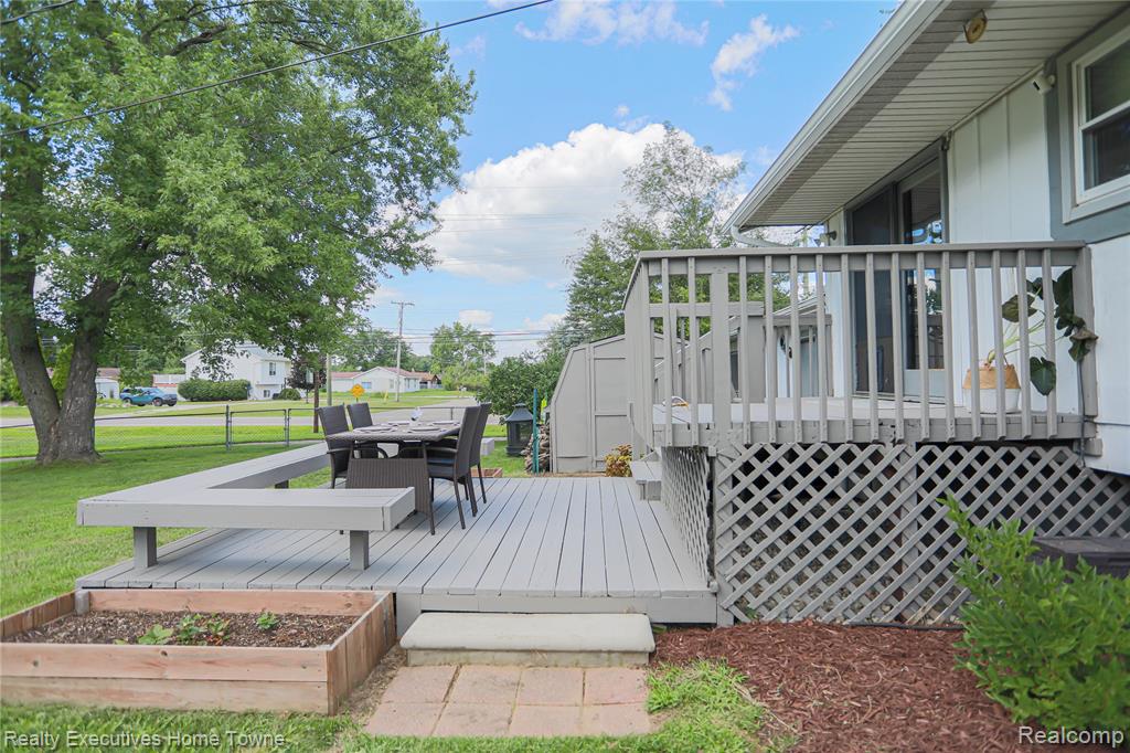 2687 Los Angeles Drive, Wolverine Lake, MI 48390 — Photo 48