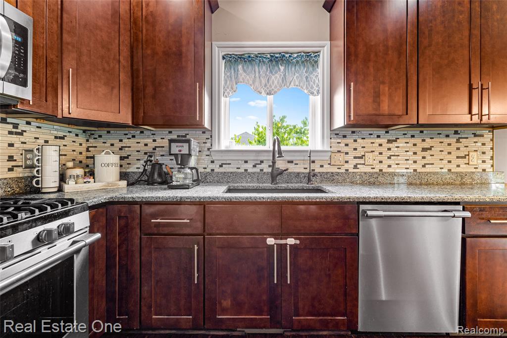 428 Pheasant Ridge Court, Ortonville, MI 48462 — Photo 12