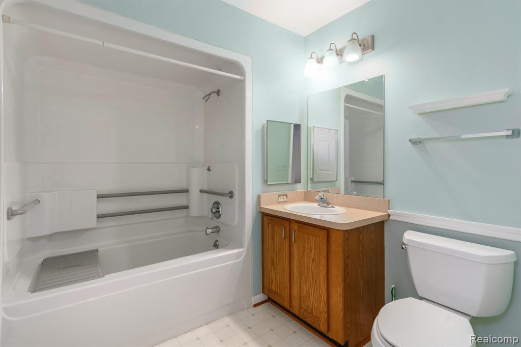 21433 Archwood Circle, Farmington Hills, MI 48336 — Photo 35