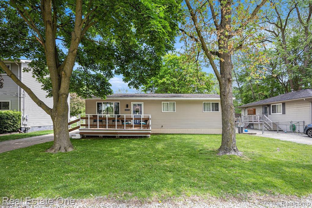 44080 DAVIS, Utica, MI 48317 — front exterior