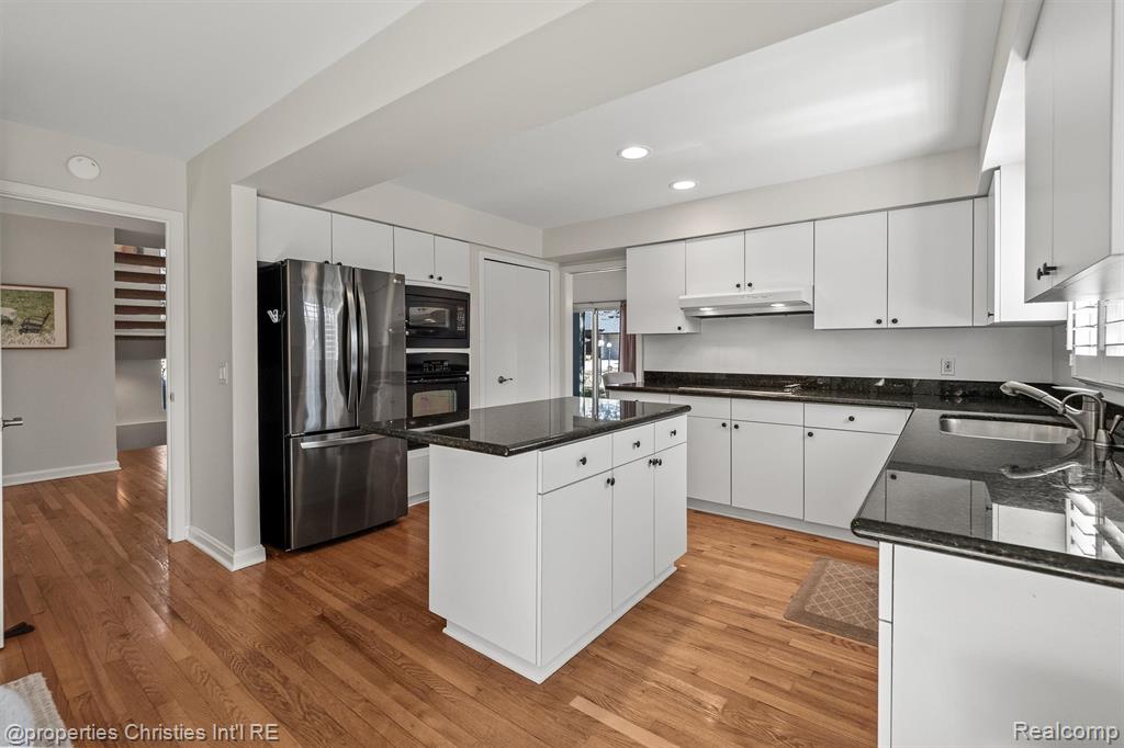 1060 Stratford Place, Bloomfield Hills, MI 48304 — Photo 21