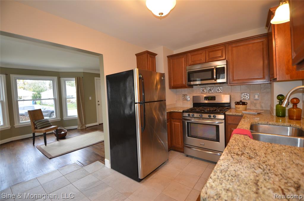 421 W Kalama Avenue S, Madison Heights, MI 48071 — Photo 16