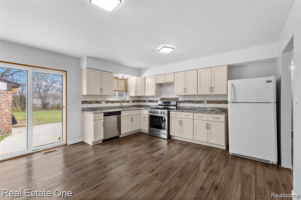 8456 Robindale Avenue, Dearborn Heights, MI 48127 — Photo 5