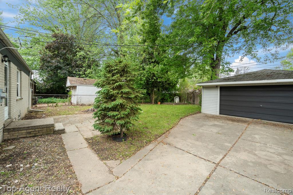 9319 MERRIMAN Road, Livonia, MI 48150 — Photo 30