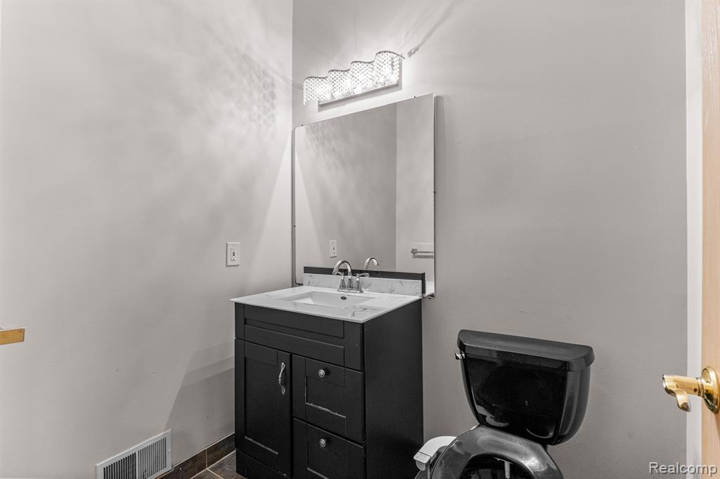 4 LEMINGTON, Dearborn, MI 48126 — Photo 30