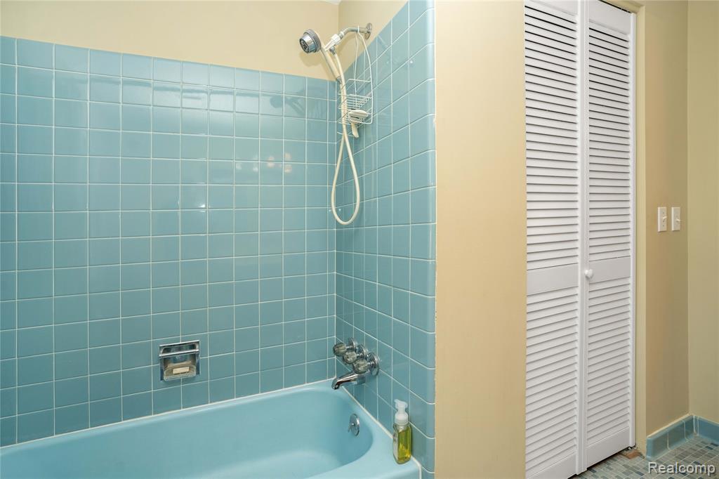 4123 Chimney Point Drive, Bloomfield Hills, MI 48302 — Photo 38