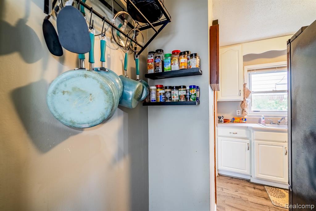 706 WHITE Avenue, Lincoln Park, MI 48146 — Photo 25