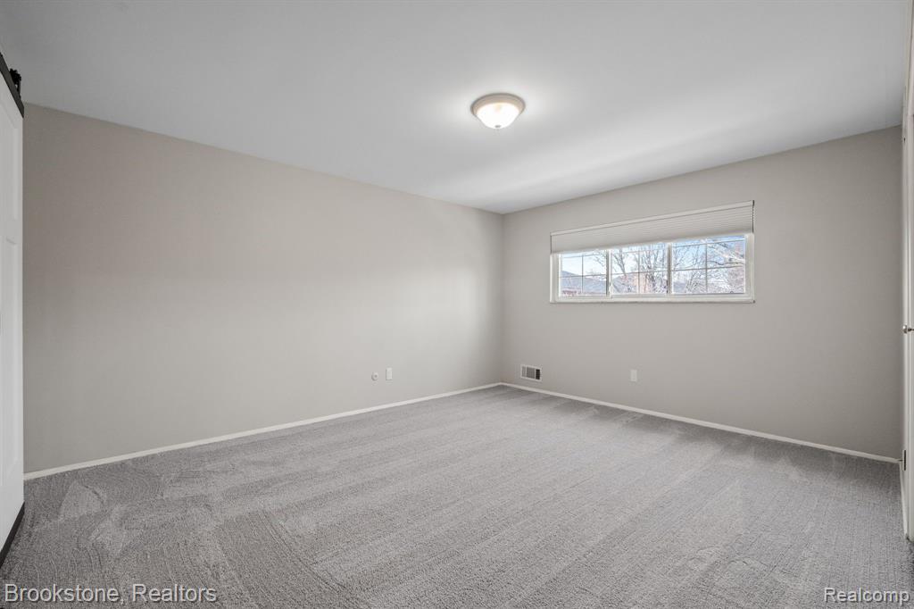 658 E FOX HILLS Drive, Bloomfield Hills, MI 48304 — Photo 17