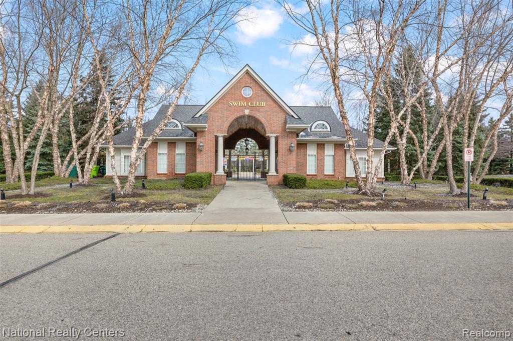 7201 Farmingdale Lane, Walled Lake, MI 48390 — Photo 2