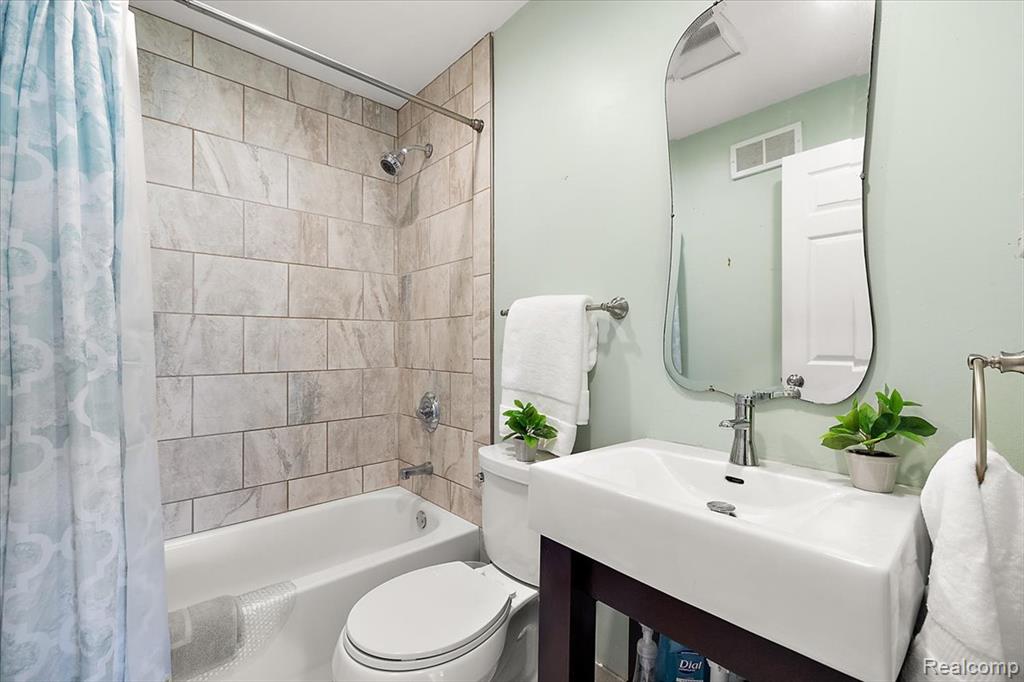 8880 Elmhurst Avenue, Plymouth, MI 48170 — Photo 26