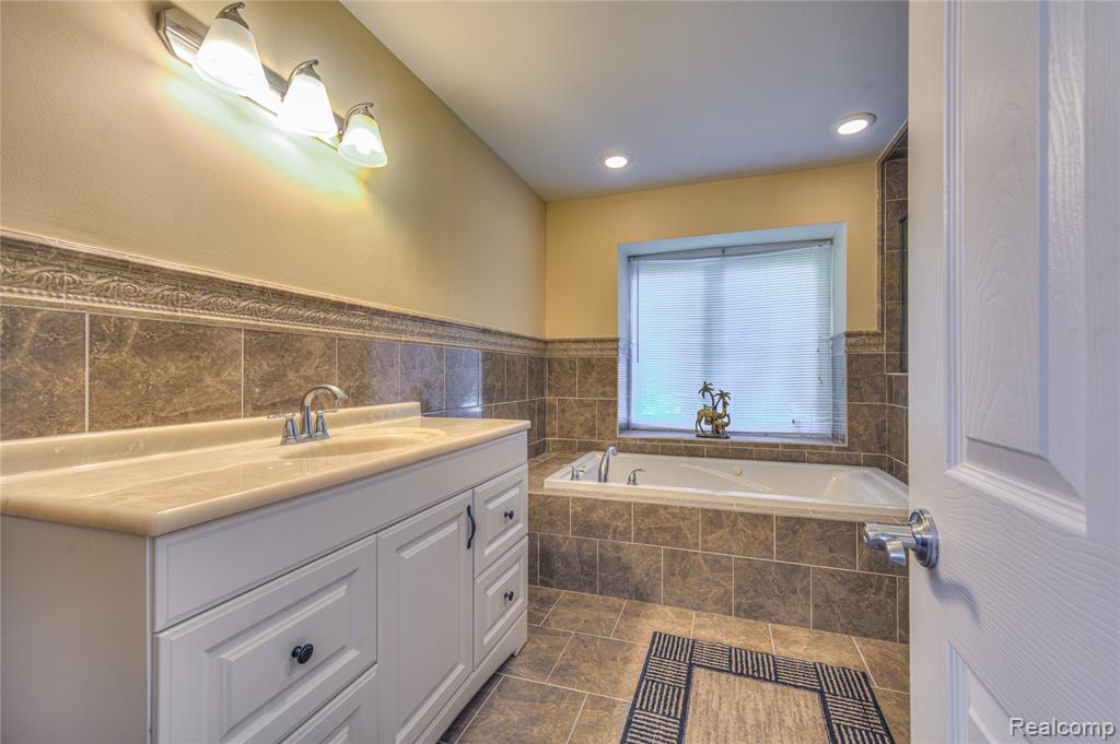 6460 Charles Drive, West Bloomfield, MI — Photo 37