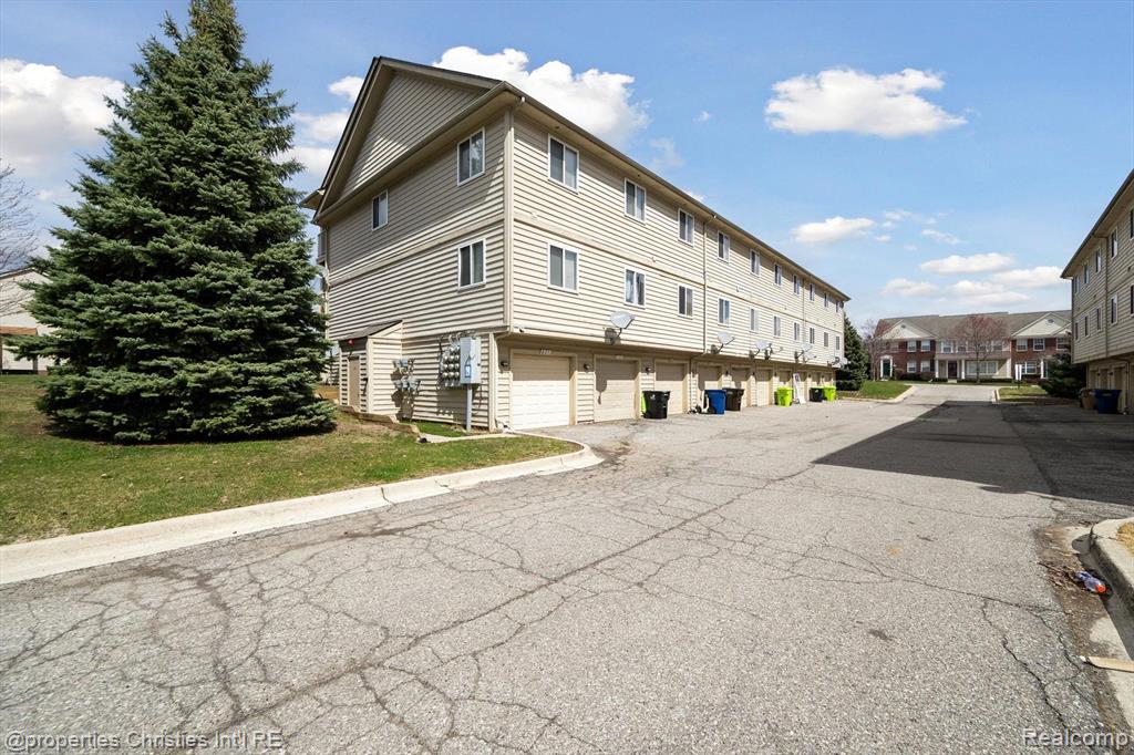 623 LEWA DOWNS Drive, Pontiac, MI 48341 — Photo 15