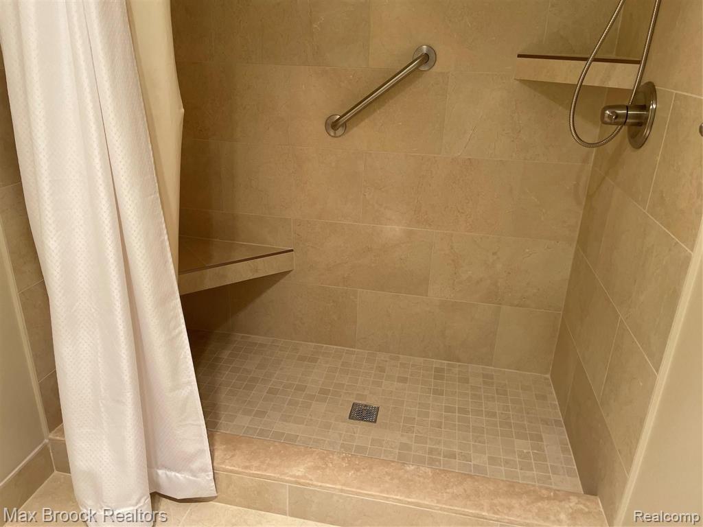 7352 MEADOWRIDGE Circle, West Bloomfield, MI — Photo 19