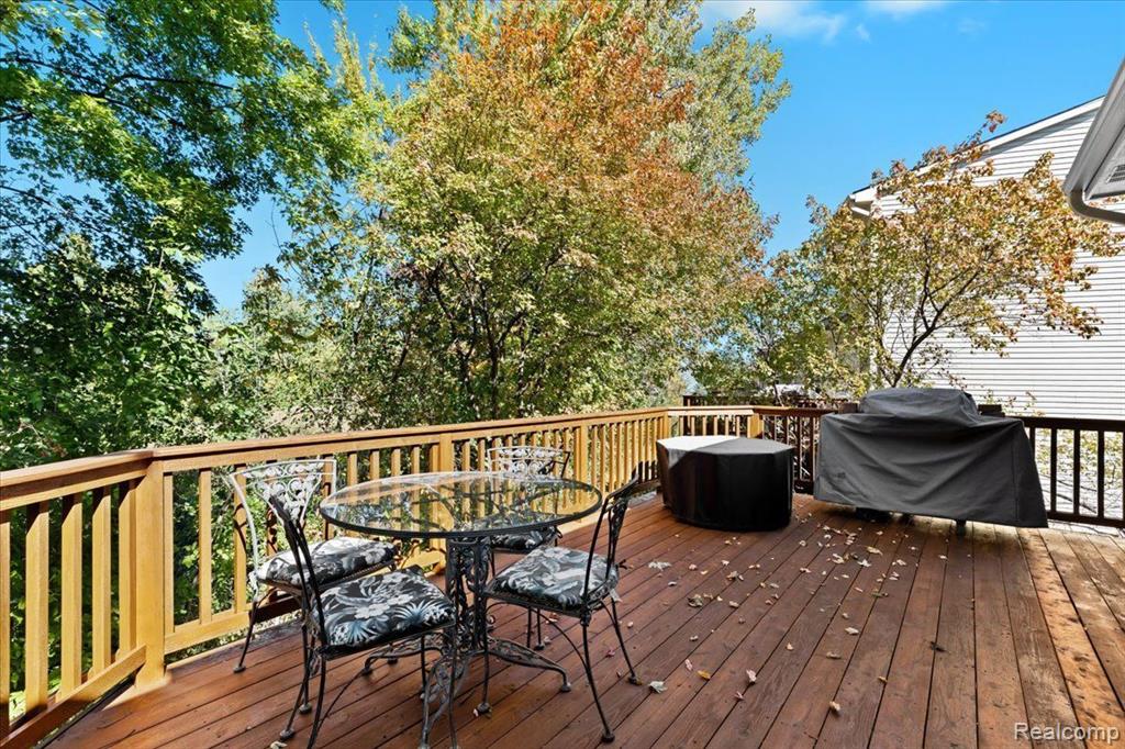 819 WOODHAVEN Drive, Commerce Twp, MI 48390 — Photo 4