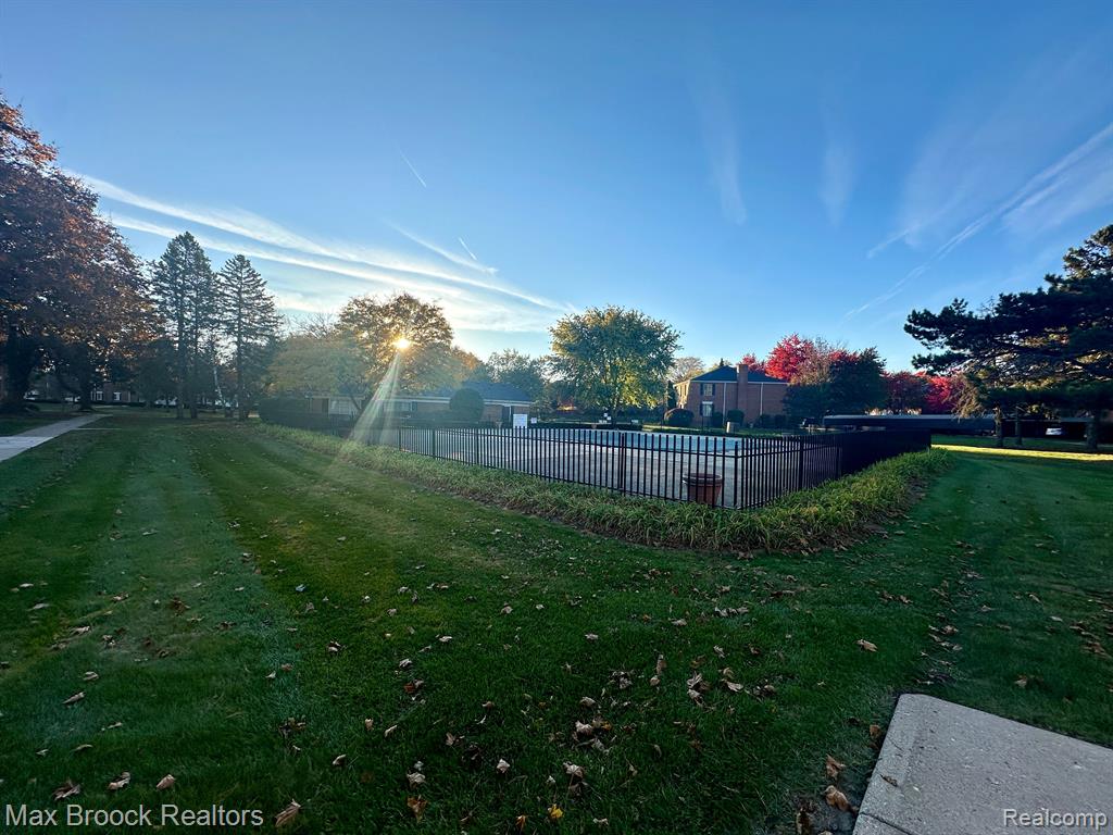 647 E FOX HILLS Drive, Bloomfield Hills, MI 48304 — Photo 22
