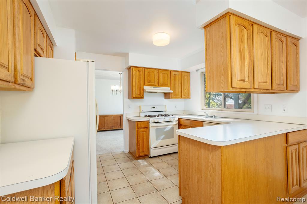 5310 HERTFORD Drive, Troy, MI 48085 — Photo 8