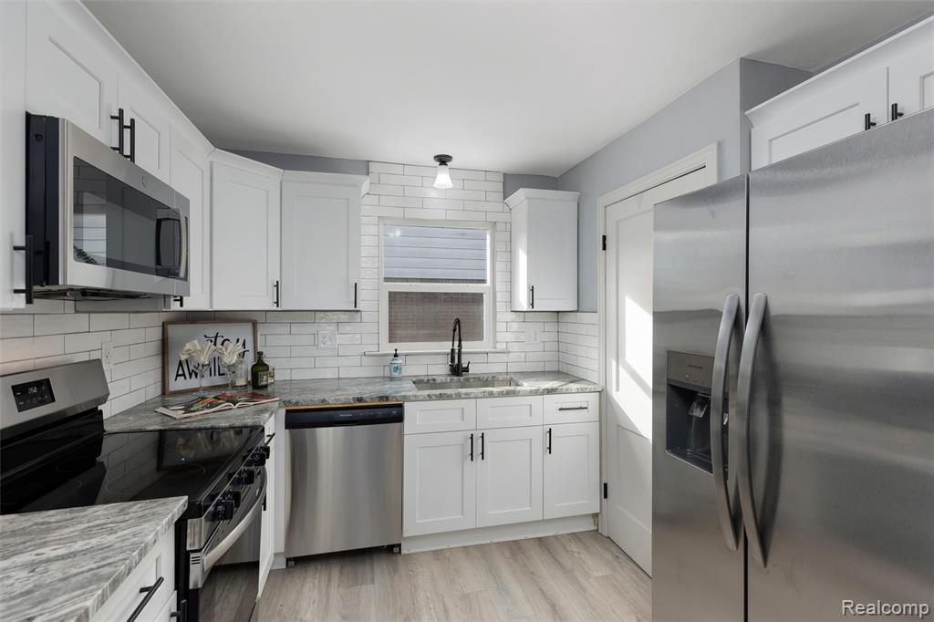 77 W Brickley Avenue, Hazel Park, MI 48030 — Photo 18