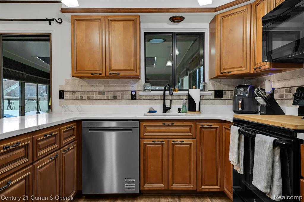 21539 Deerfield Drive, Woodhaven, MI 48183 — Photo 12