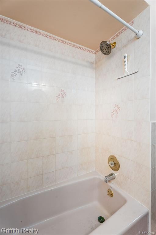 61305 FAIRLAND Drive, South Lyon, MI 48178 — Photo 16