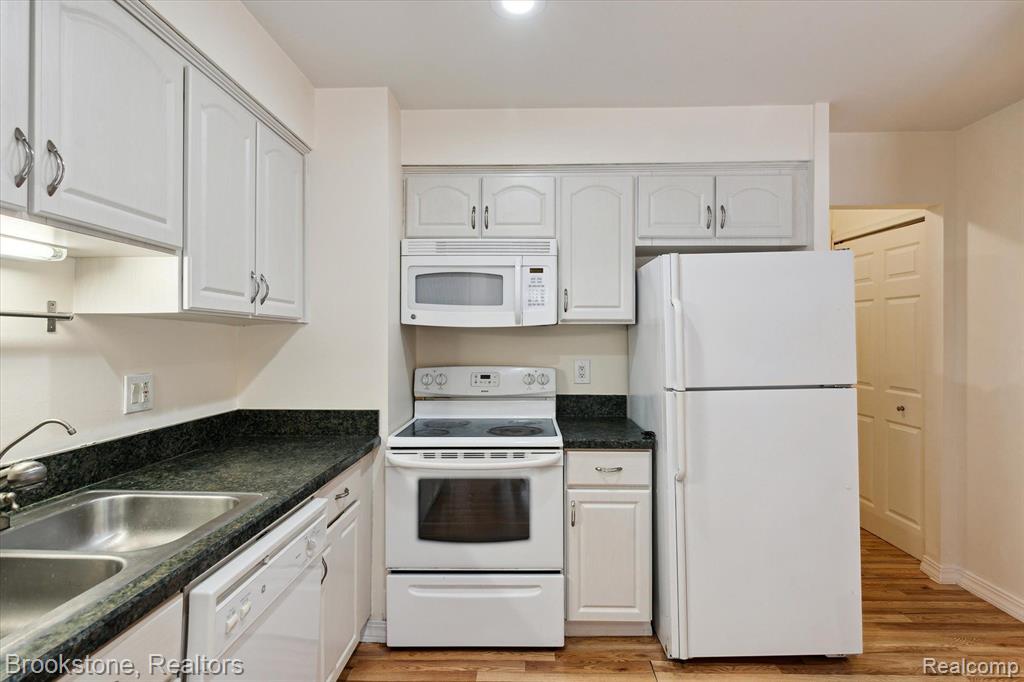 41712 BEDFORD Drive, Canton, MI 48187 — Photo 9
