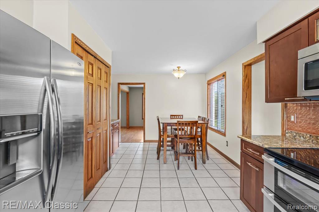 4432 Ravinewood Drive, Commerce Twp, MI 48382 — Photo 21