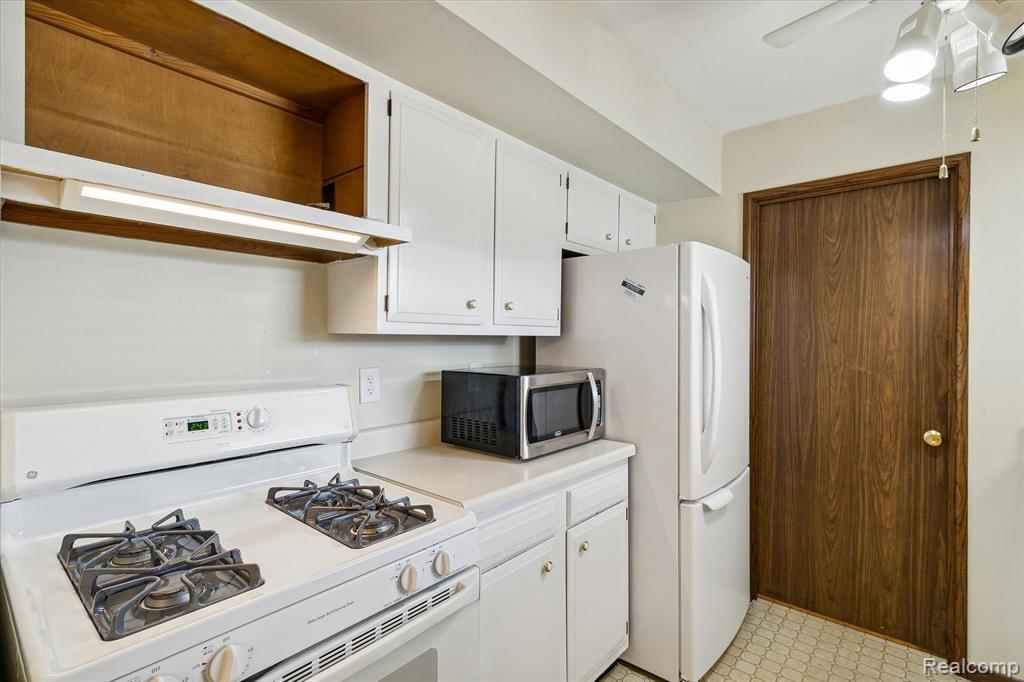 39809 VILLAGE WOOD Lane, Novi, MI — Photo 9