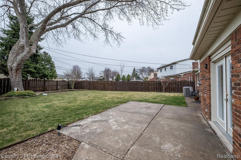 4256 BIEBER Drive, Sterling Heights, MI 48310 — Photo 38