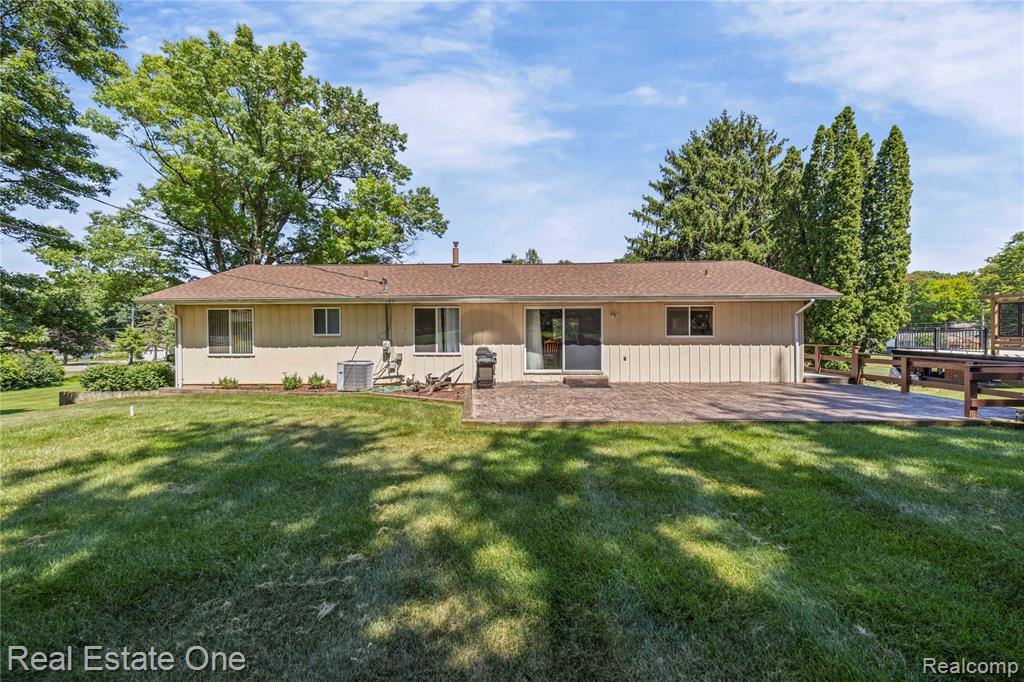 7400 Biscayne Avenue, White Lake, MI 48383 — Photo 32
