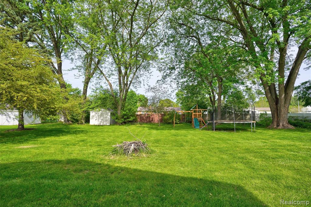 1070 Woodview Drive, Flint, MI 48507 — Photo 14