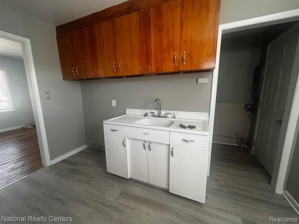 576 E BARRETT Avenue, Madison Heights, MI 48071 — Photo 11