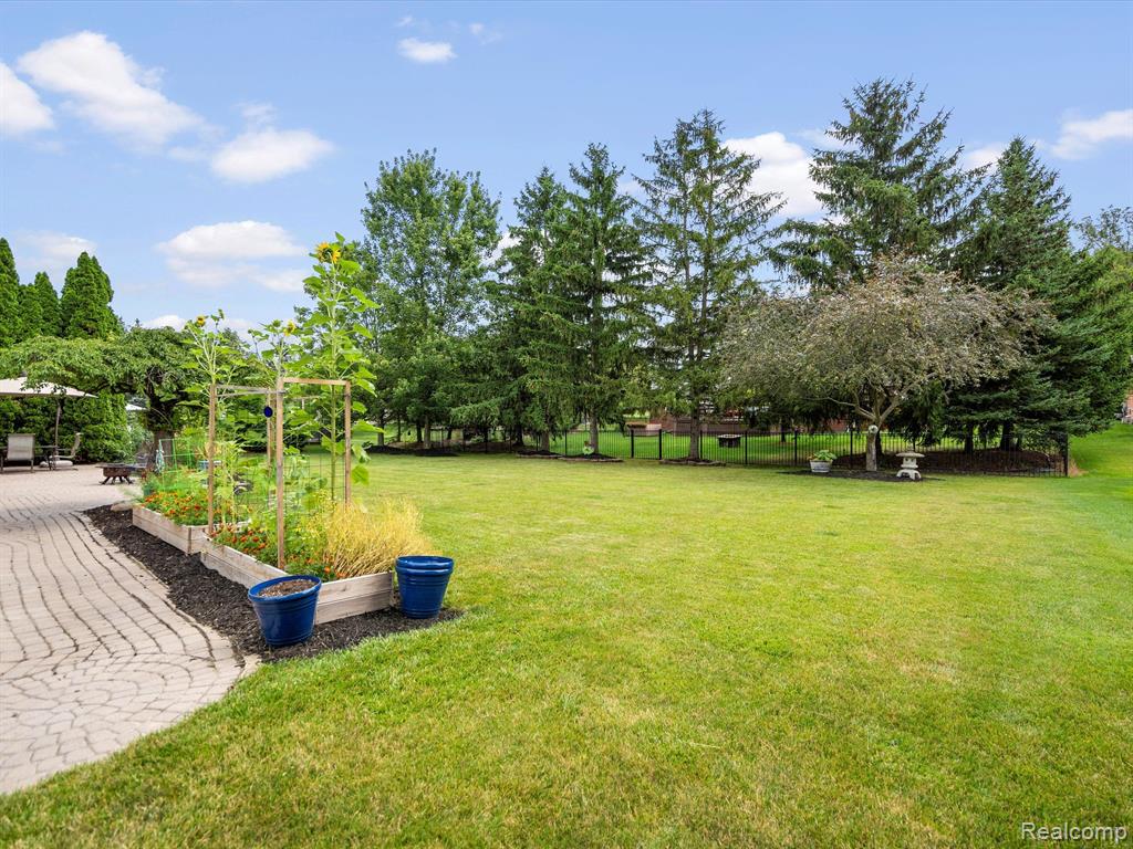 6792 PINE WAY Drive, Troy, MI 48098 — Photo 37