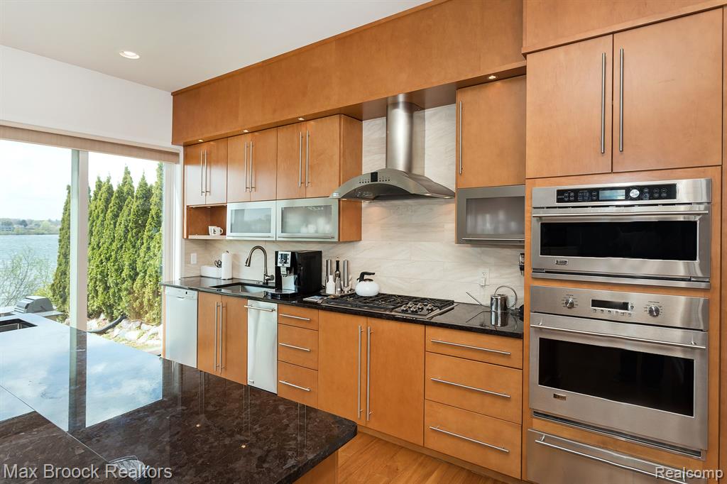 5681 SHORE Drive, Orchard Lake Village, MI 48324 — Photo 16
