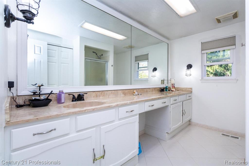 9418 Oakmont Drive, Grand Blanc, MI 48439 — Photo 30