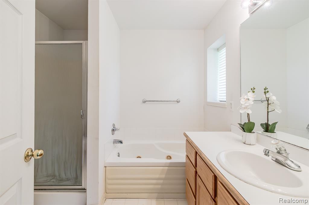 4304 W Pointe Drive, Waterford, MI 48329 — Photo 26