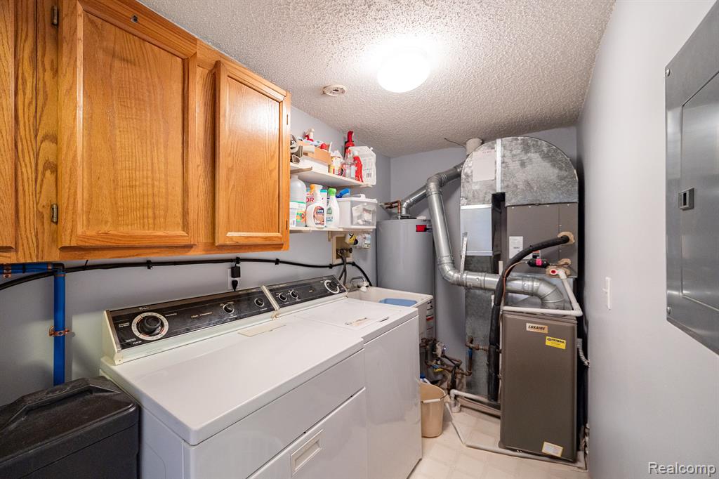 4933 OAK HILL Drive, Waterford, MI 48329 — Photo 23