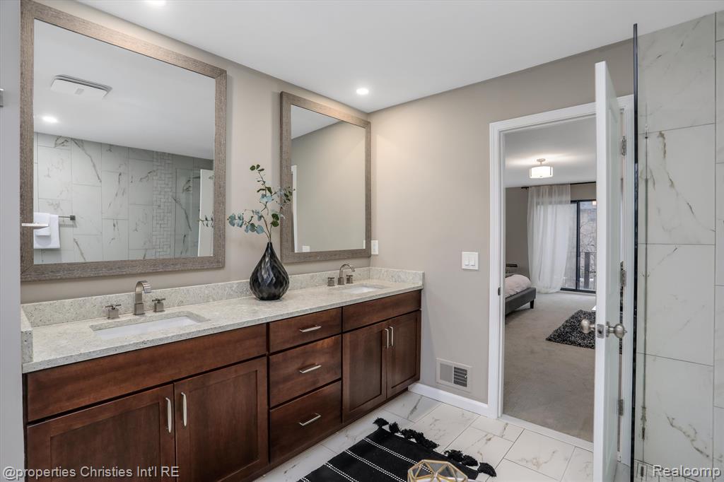 5896 NANEVA Court, West Bloomfield, MI — Photo 31
