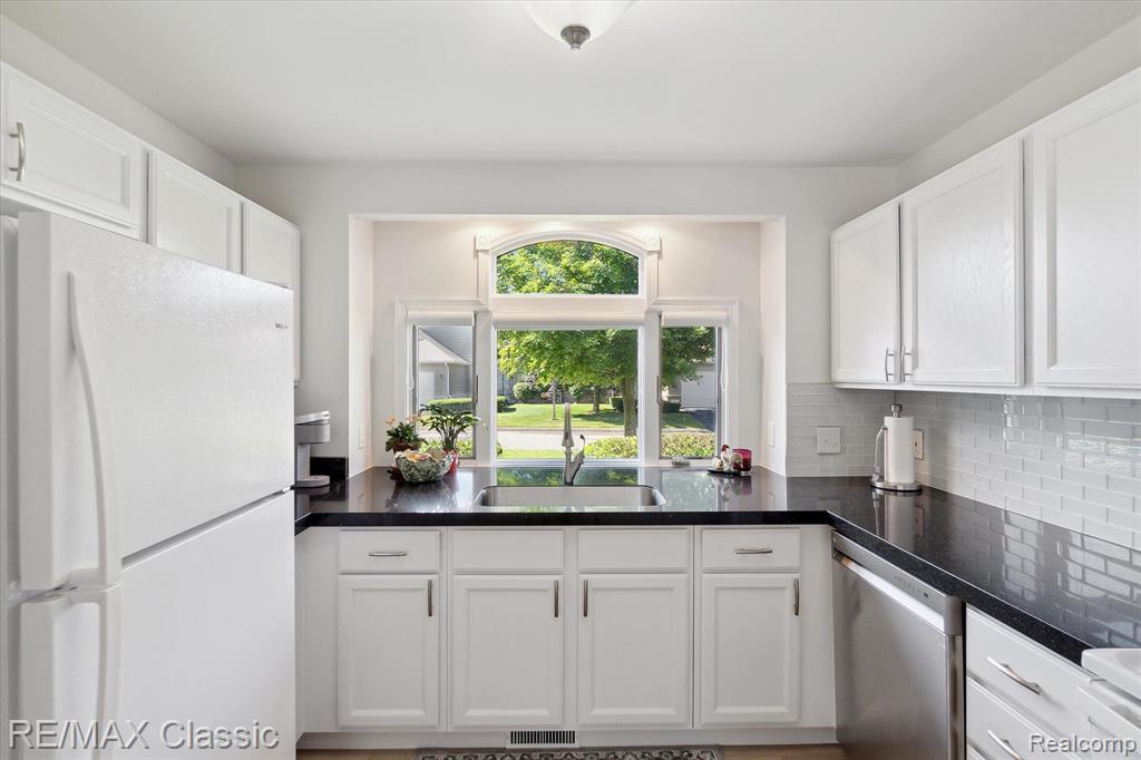 1202 ARBOR RIDGE Drive, 2, Brighton, MI 48116 — Photo 16