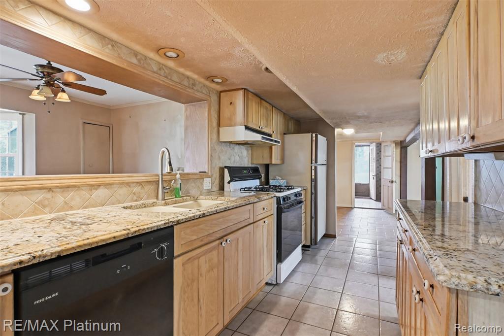 562 S Hughes Road, Howell, MI 48843 — Photo 5