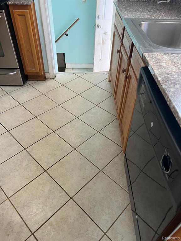 8109 HAZELTON Street, Dearborn Heights, MI 48127 — Photo 12