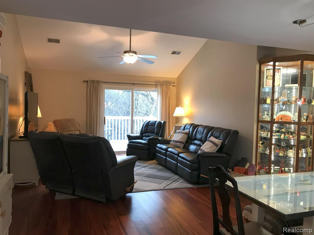 756 FIELDSTONE Circle W, Chelsea, MI 48118 — Photo 9
