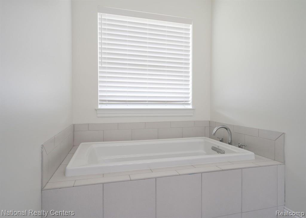 9869 Dartmouth Road, Clarkston, MI 48348 — Photo 41
