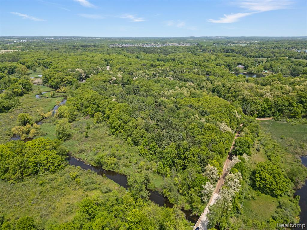 9970 S CROSS CREEK Drive W, South Lyon, MI 48178 — Photo 11