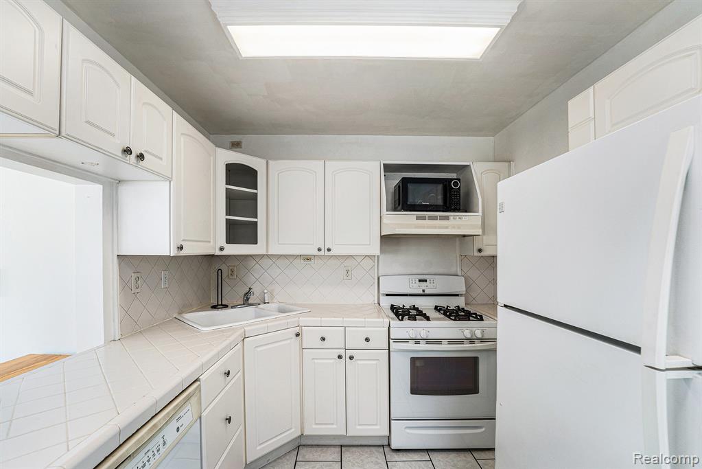 940 Mace Avenue, Madison Heights, MI 48071 — Photo 8