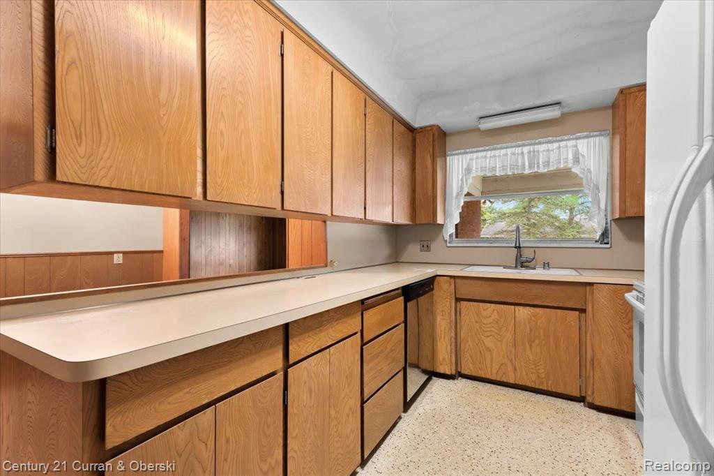 5987 CAMPUS Drive, Dearborn Heights, MI 48127 — Photo 18