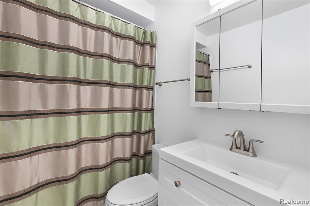 6428 Cloverton Drive, Waterford, MI 48329 — Photo 10