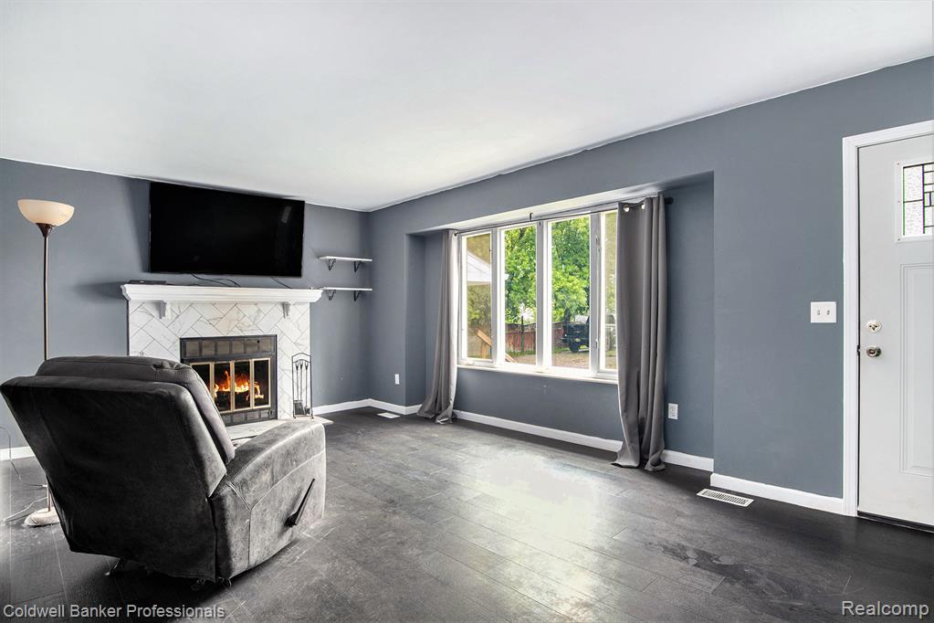 6408 E Court Street S, Burton, MI 48509 — Photo 4