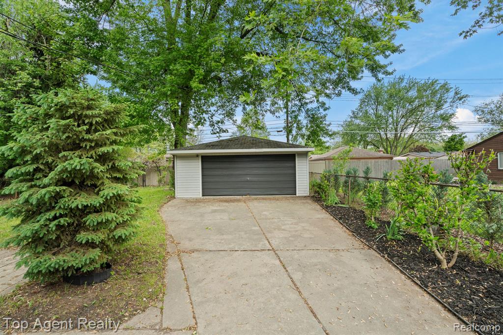 9319 MERRIMAN Road, Livonia, MI 48150 — Photo 28