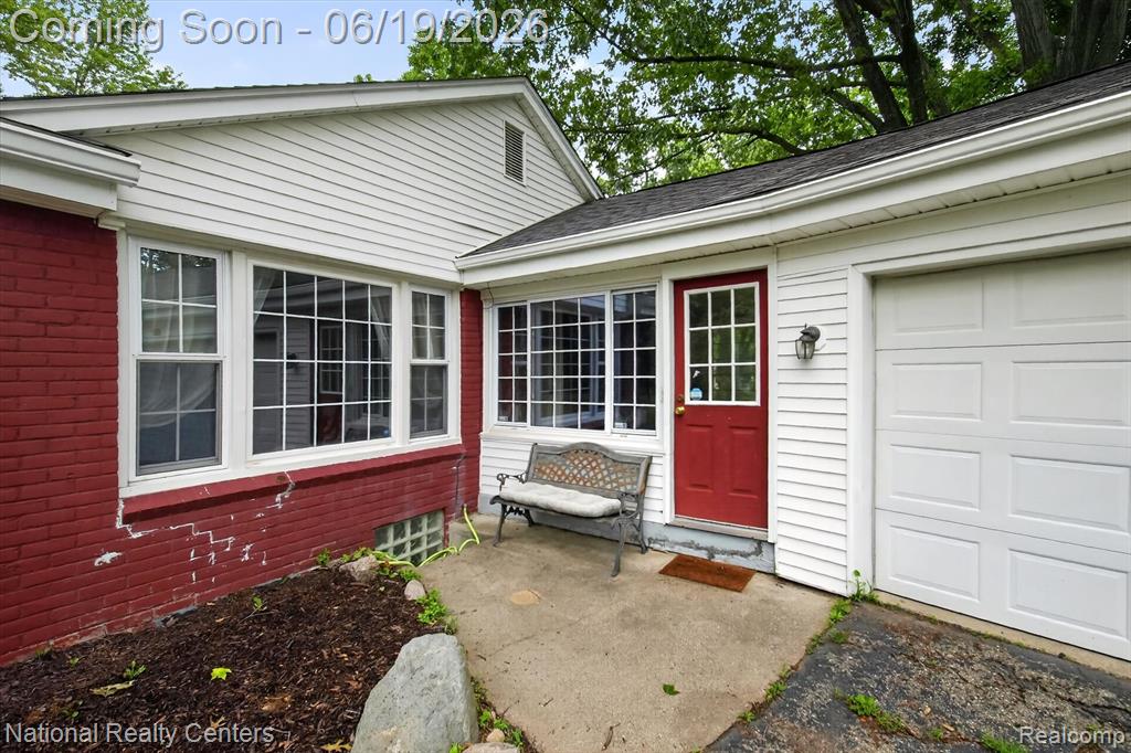 360 Woodland Drive, South Lyon, MI 48178 — Photo 9